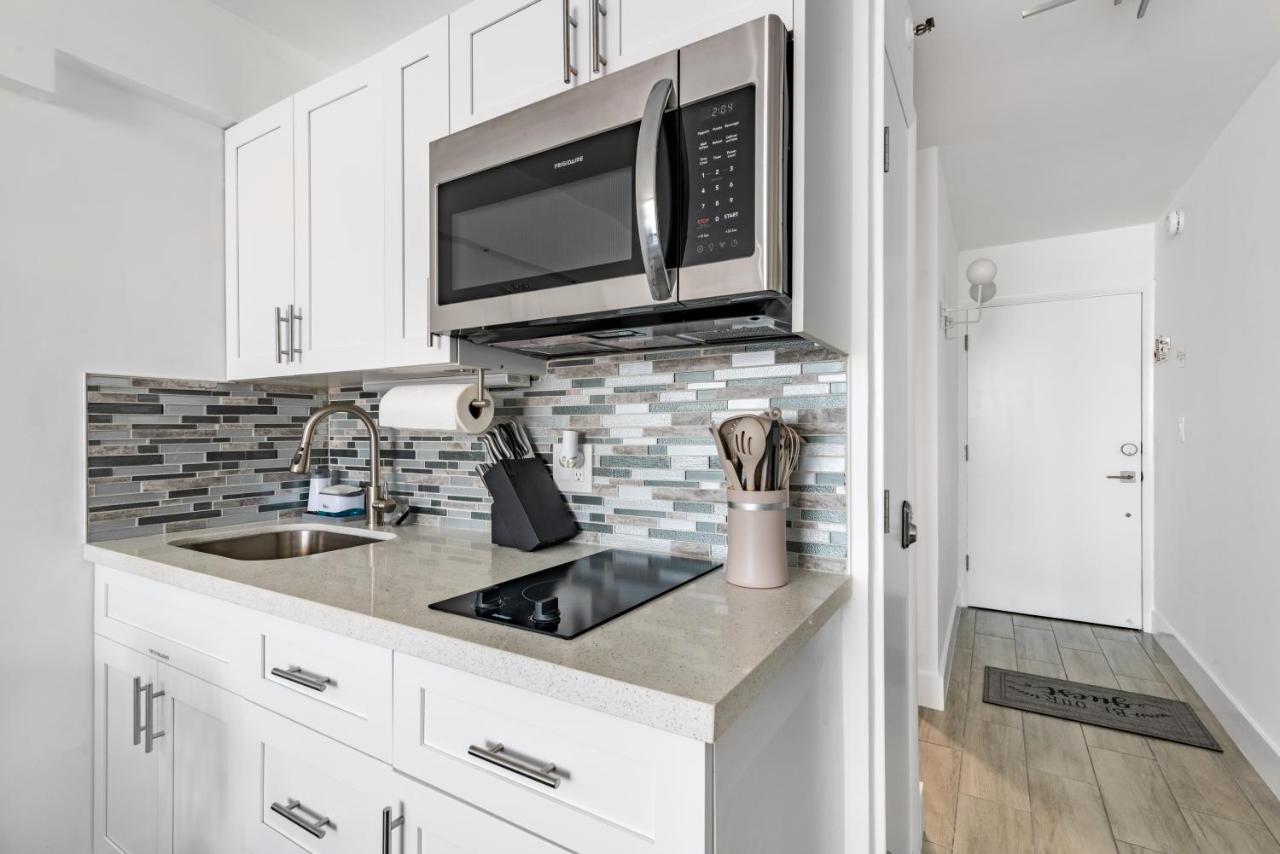 Appartamento Newly Renovated Oceanfront Studio W/ Balcony - Daytona Beach Esterno foto